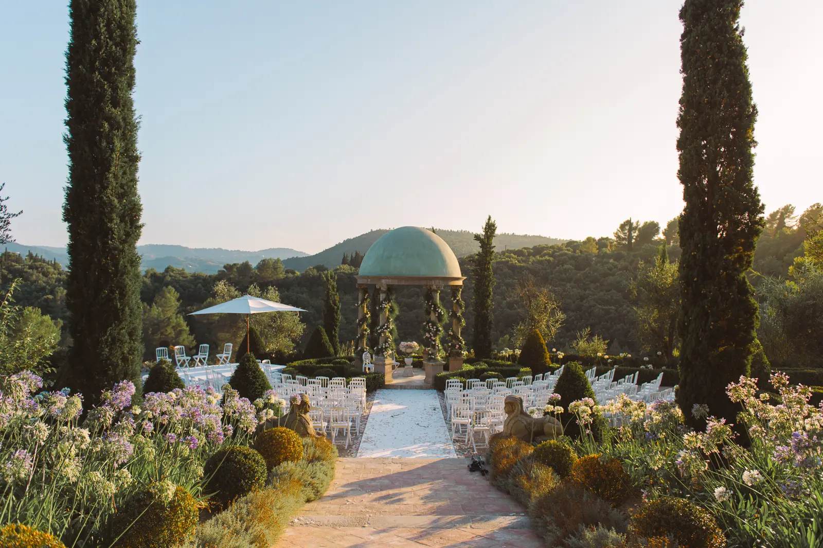 Elegant wedding dinner at Château Diter — a private estate wedding venue near Grasse, South of France
