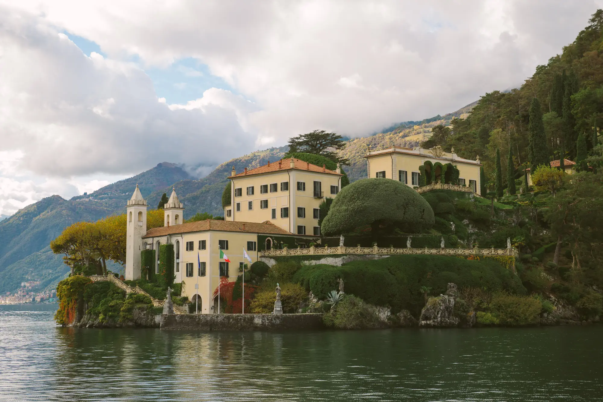 Villa del Balbianello wedding venue on Lake Como seen from the water