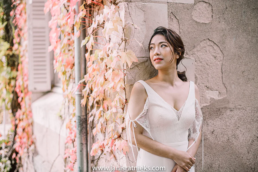 bride with autumn leaves