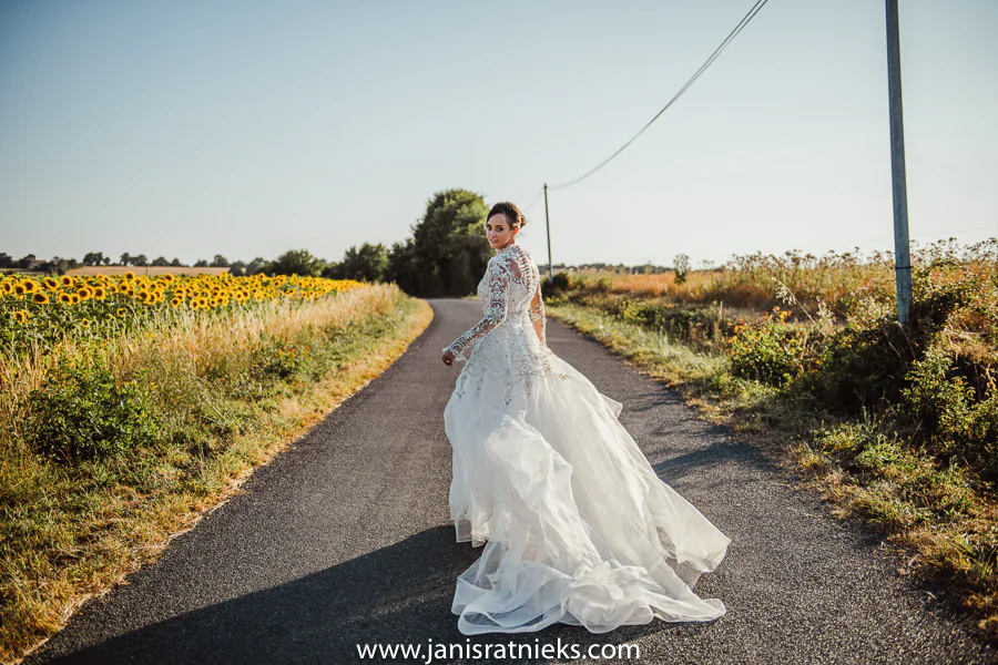 how to pose in wedding pictures