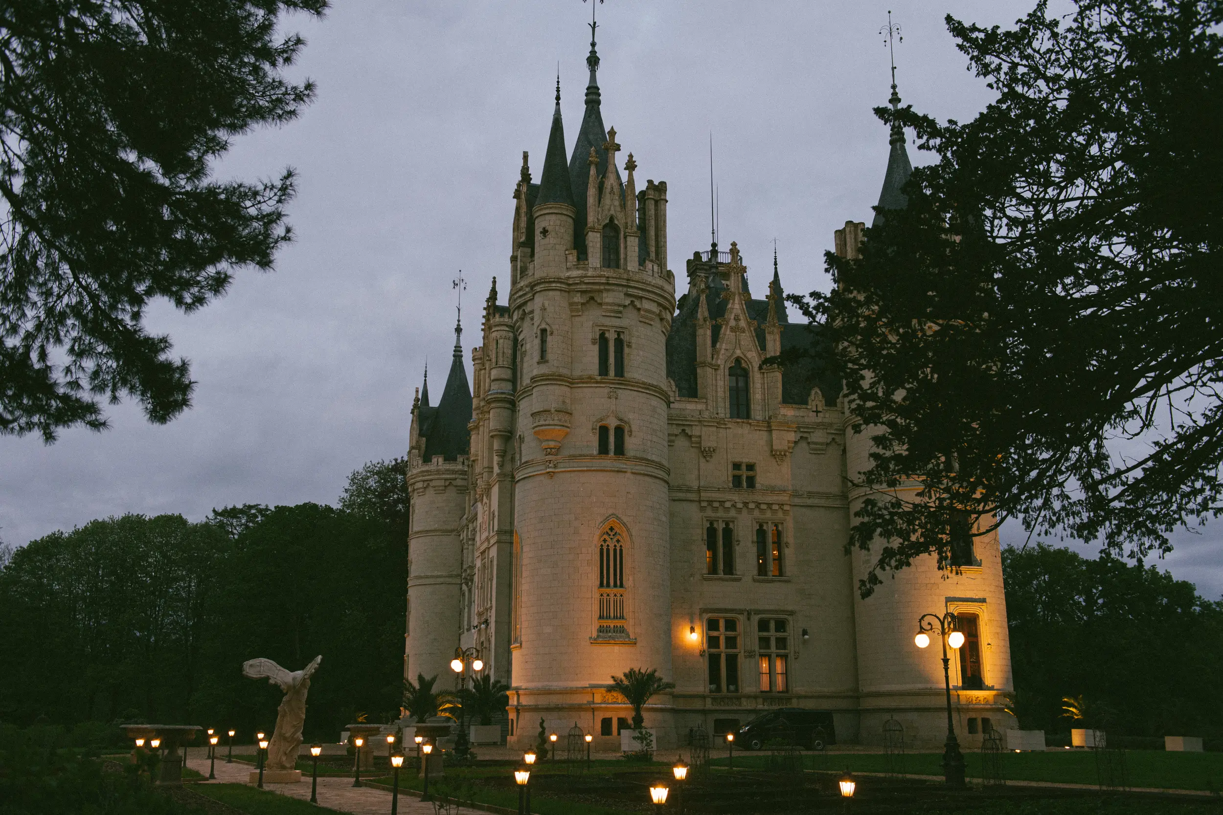 Château Challain wedding — lobby reception party