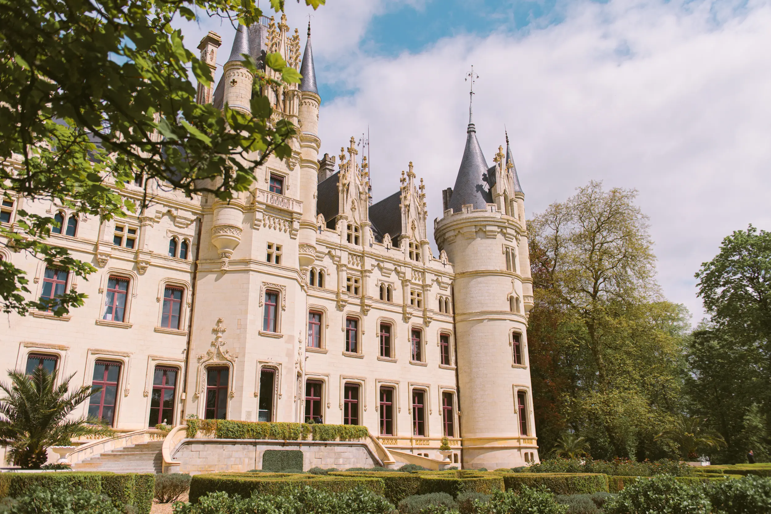 Château Challain wedding — lobby reception party