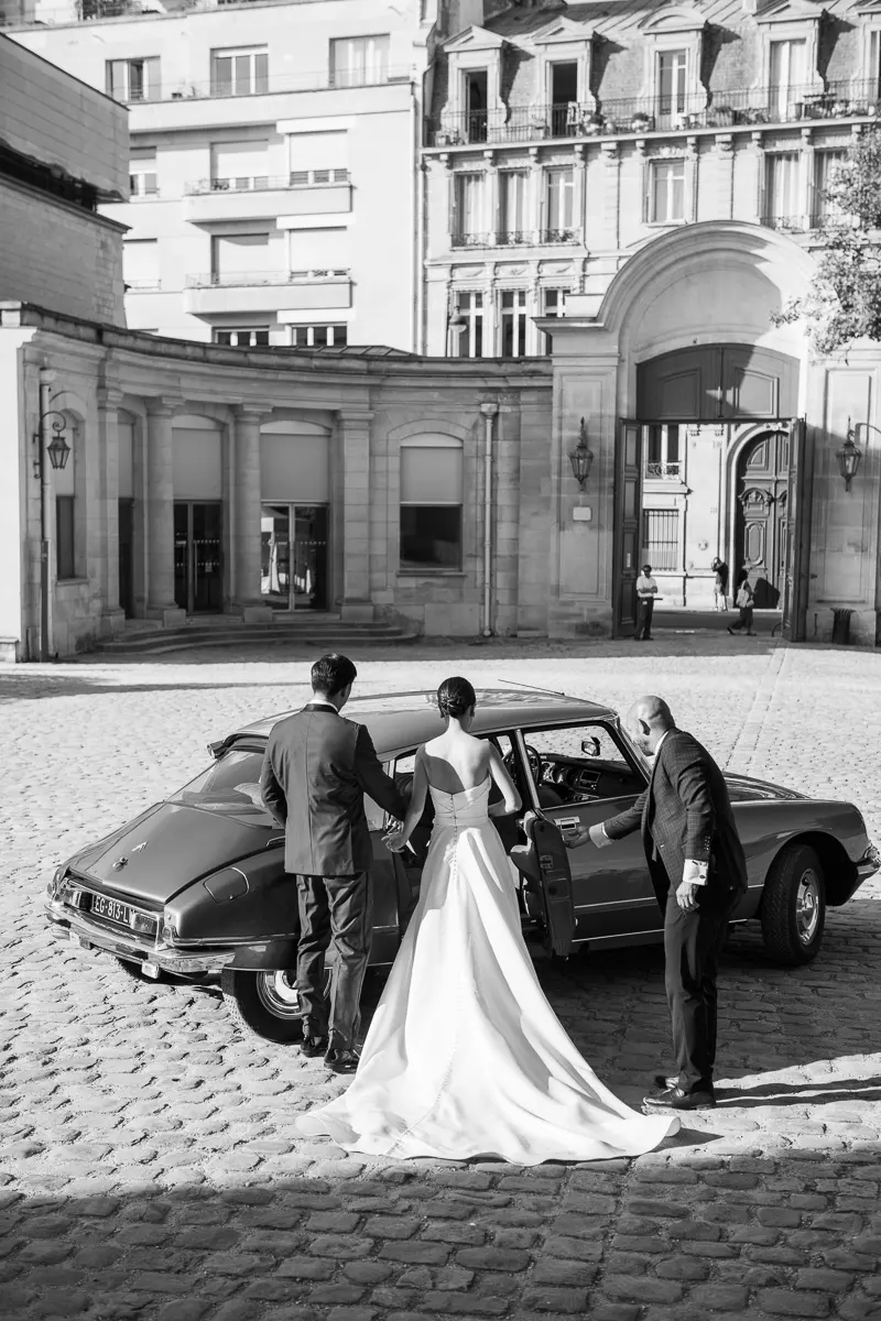 Artistic Paris wedding photography - Capturing love's creative essence.