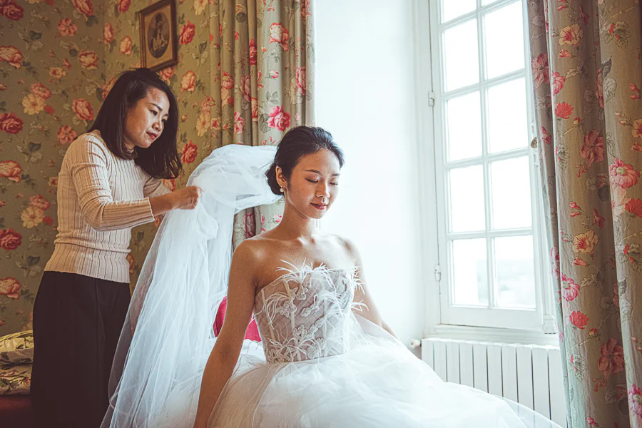 bride getting ready photographer