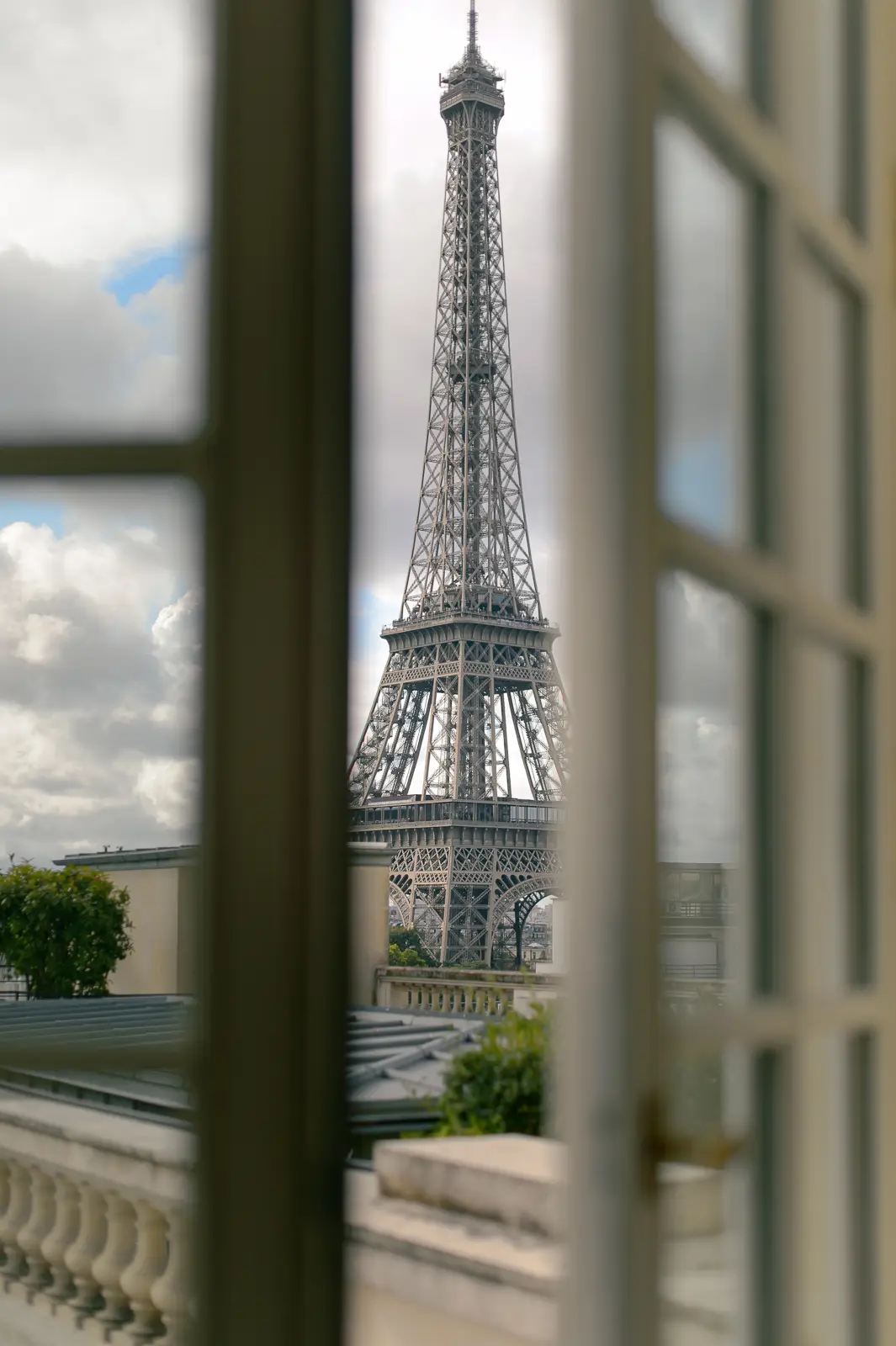 Paris wedding photographer Shangri La wedding 16