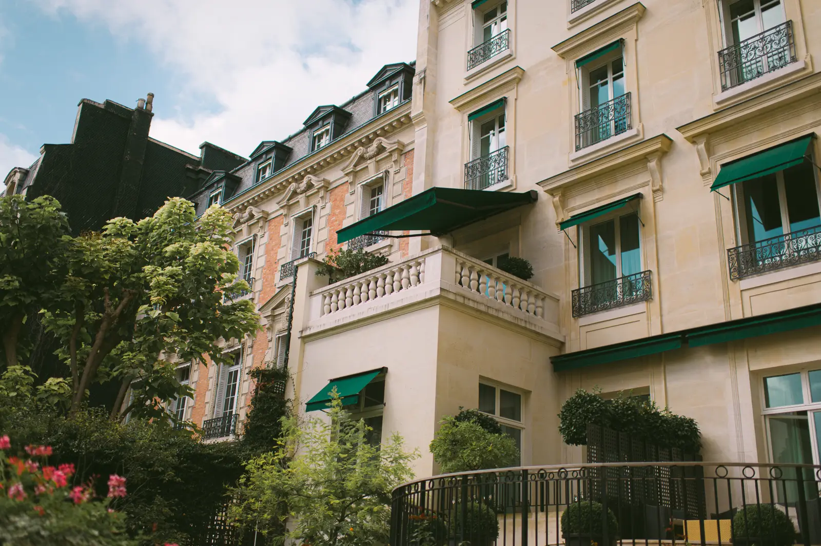 Paris wedding photographer Shangri La wedding 39