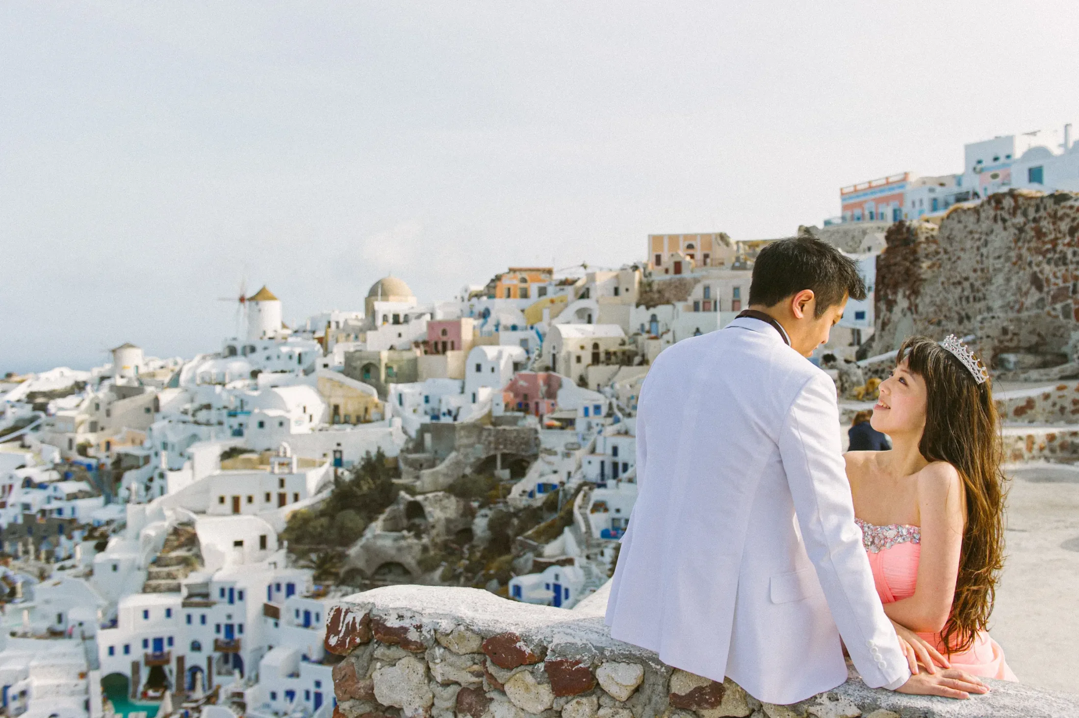 Santorini pre-wedding photography with Oia architecture and Aegean island light