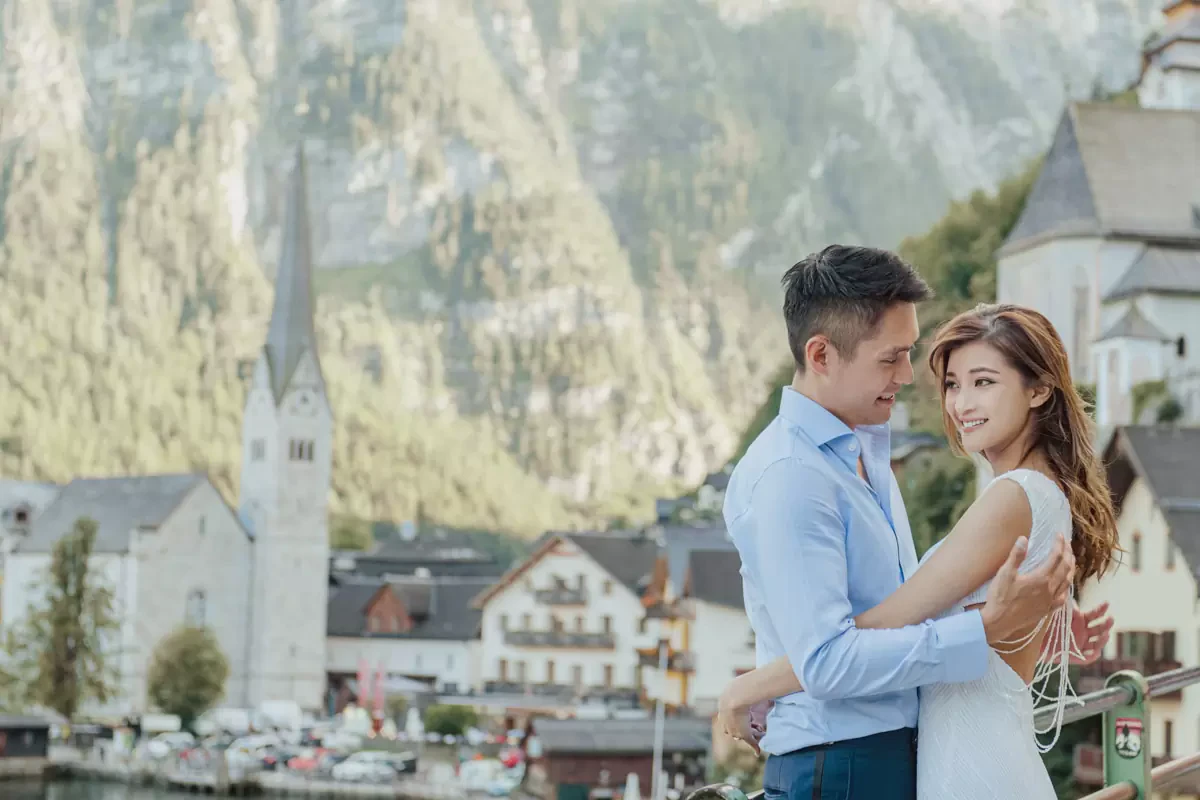 Hallstatt pre-wedding photos by the lake and mountains