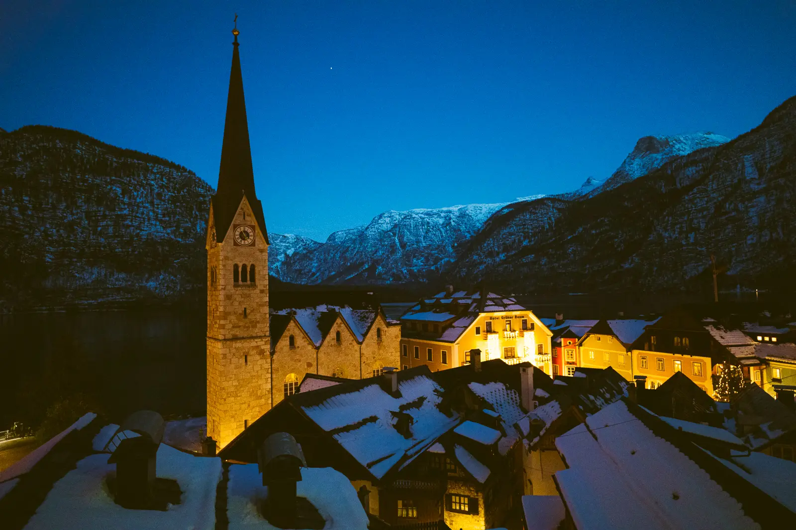 Winter pre-wedding photography in Hallstatt, Austria