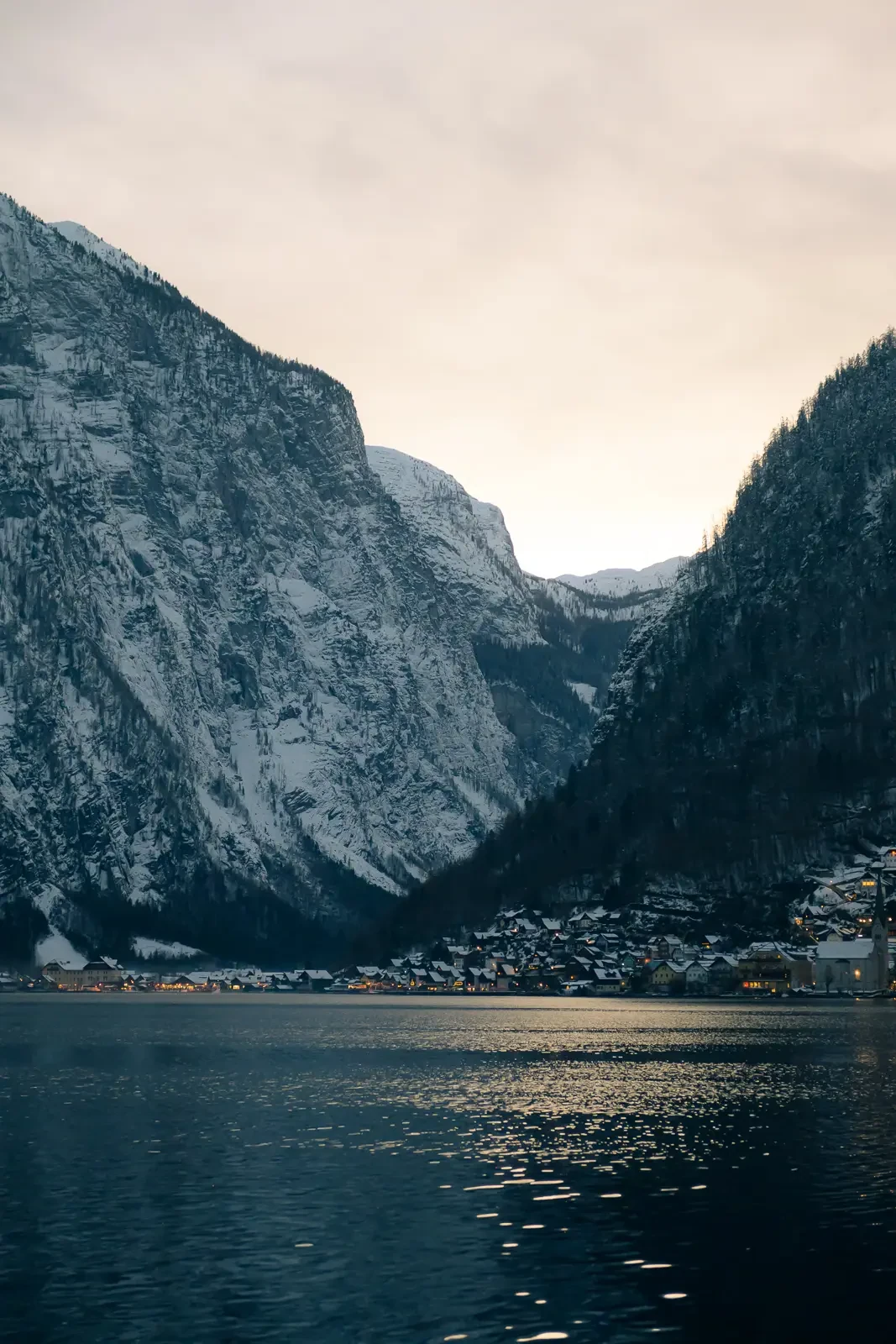 Jocelyn and Jonathan winter Hallstatt pre-wedding photograph