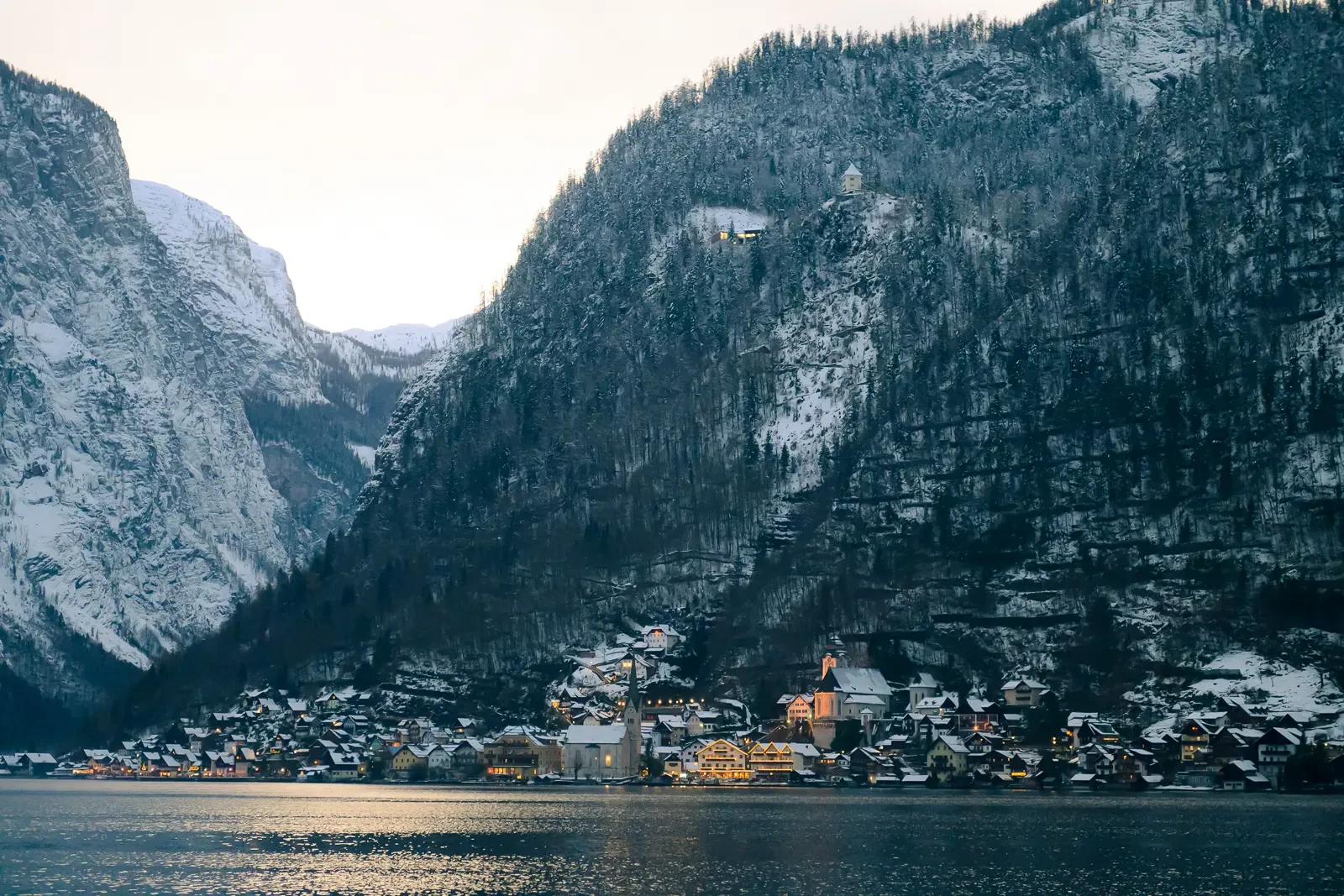 Jocelyn and Jonathan winter Hallstatt pre-wedding photograph