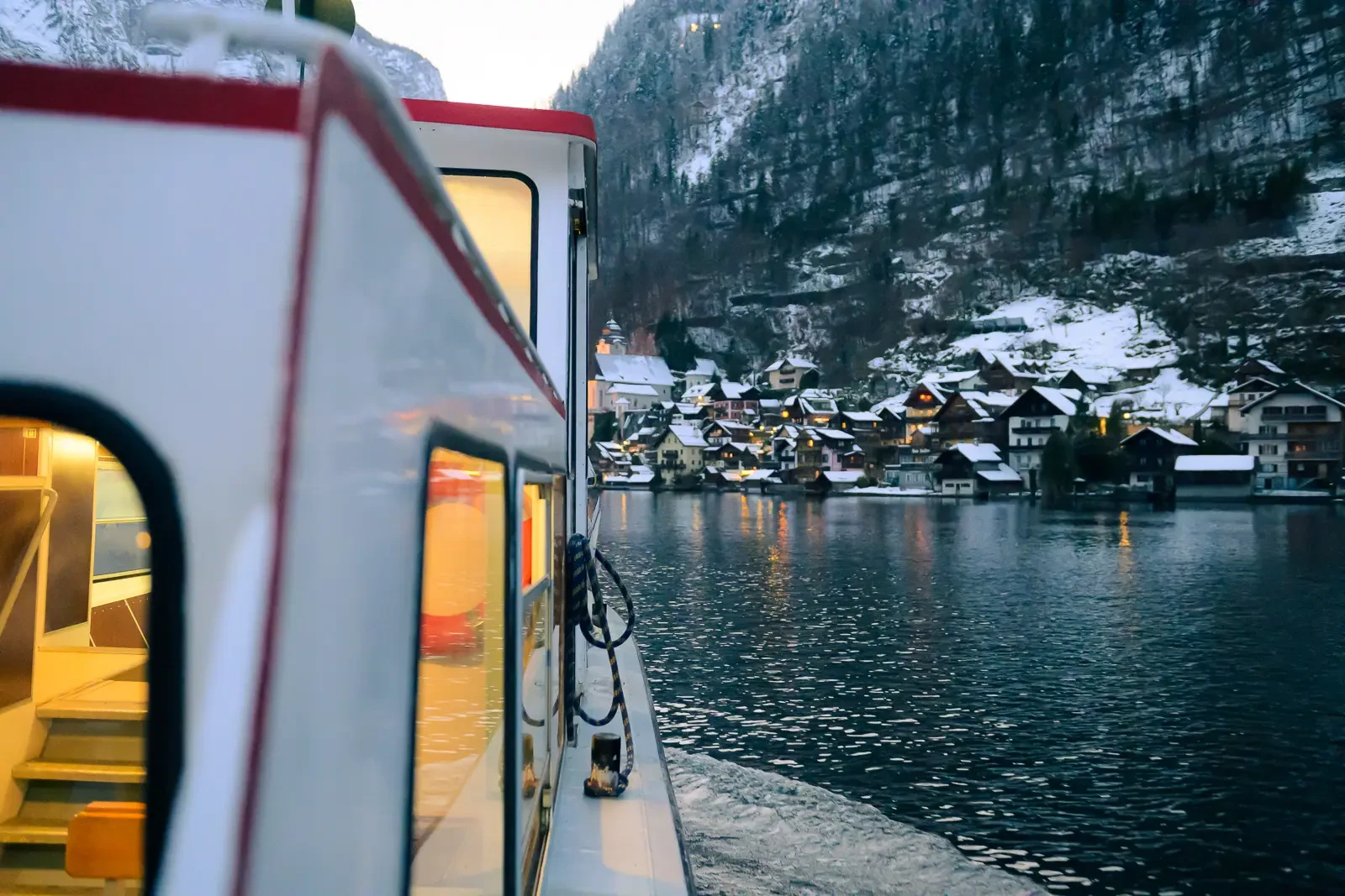 Jocelyn and Jonathan winter Hallstatt pre-wedding photograph