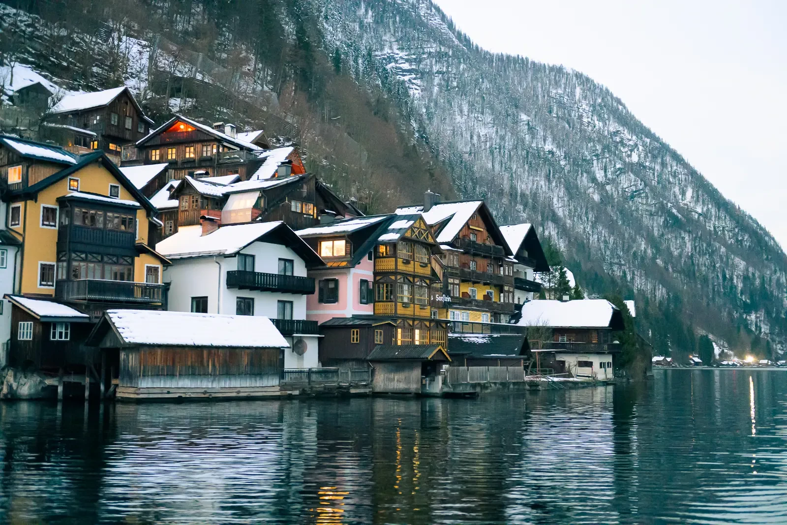 Jocelyn and Jonathan winter Hallstatt pre-wedding photograph