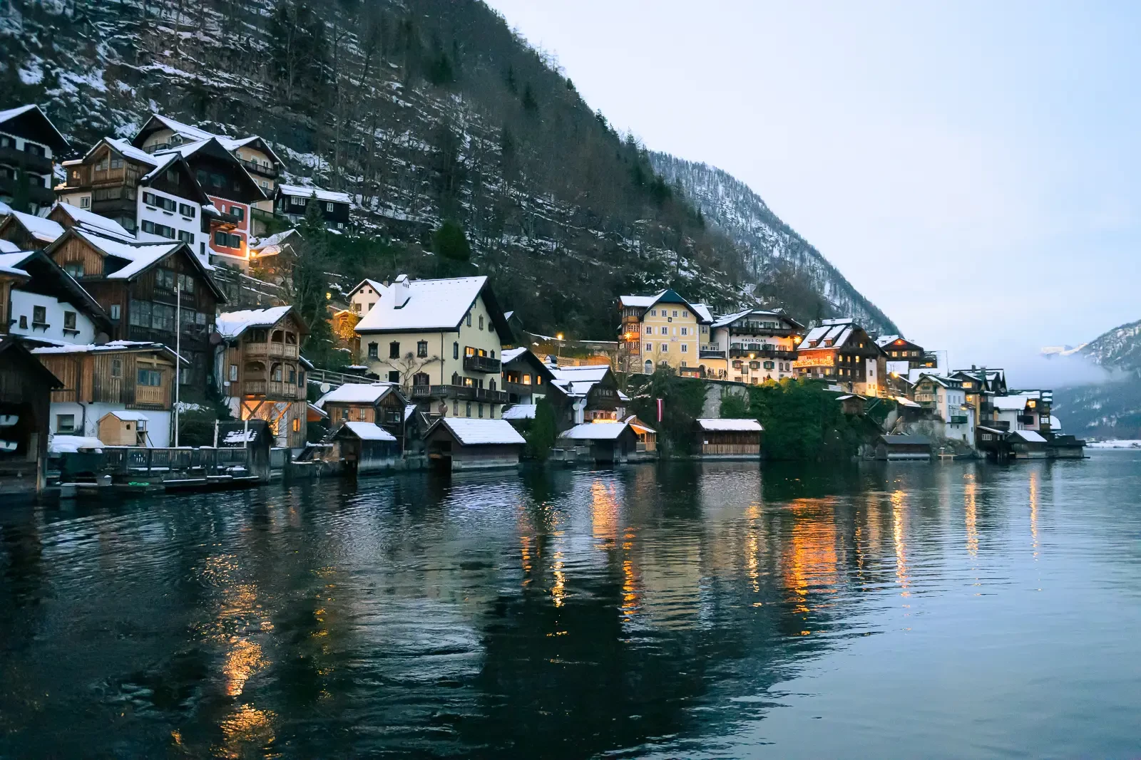 Jocelyn and Jonathan winter Hallstatt pre-wedding photograph