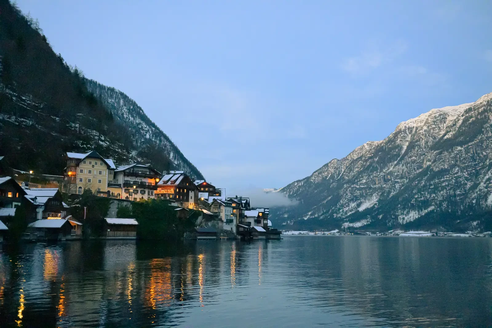 Jocelyn and Jonathan winter Hallstatt pre-wedding photograph