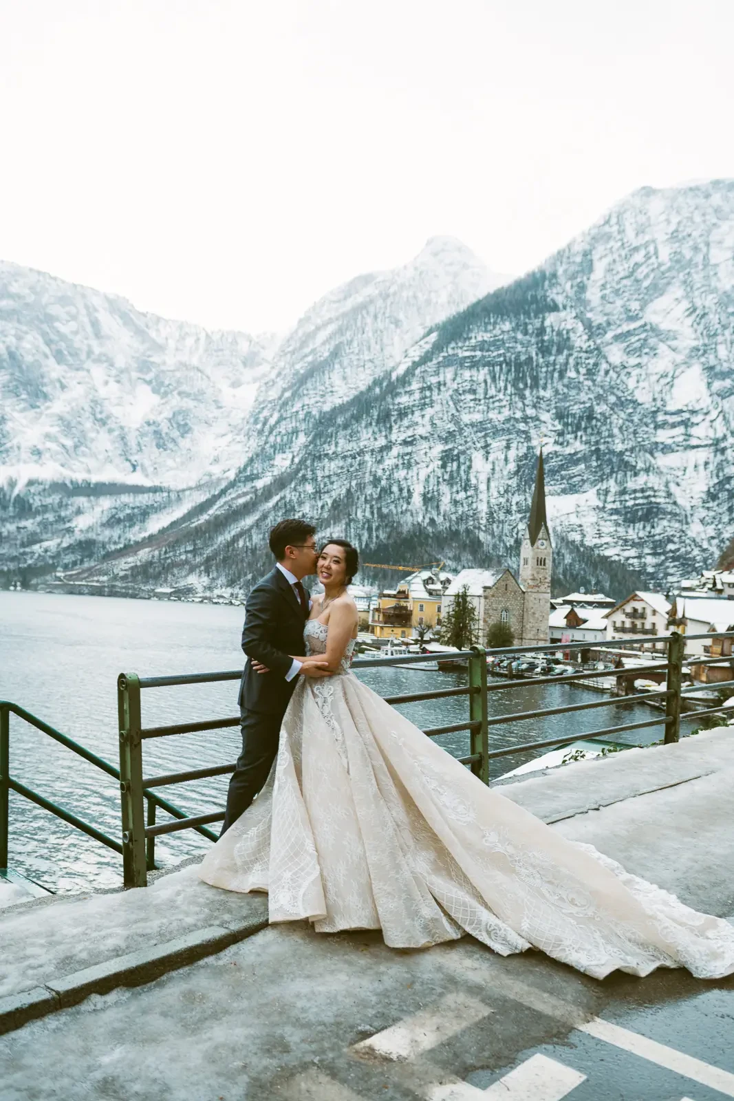 Jocelyn and Jonathan winter Hallstatt pre-wedding photograph