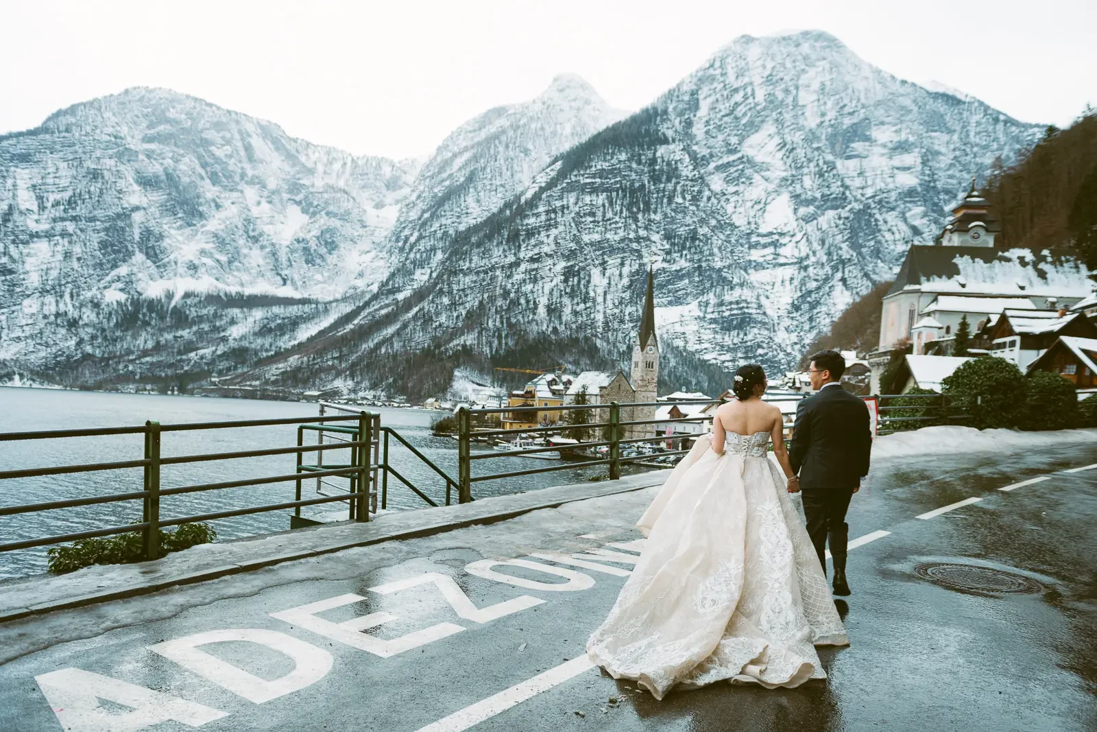 Jocelyn and Jonathan winter Hallstatt pre-wedding photograph