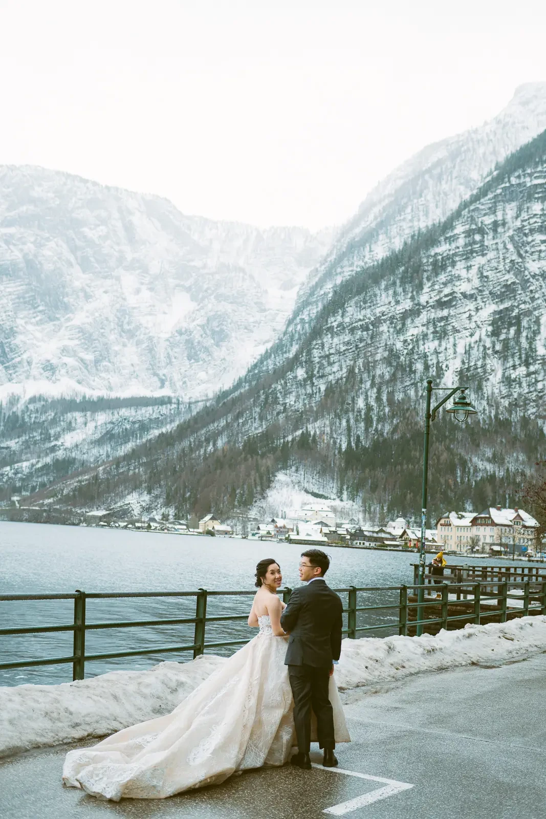 Jocelyn and Jonathan winter Hallstatt pre-wedding photograph