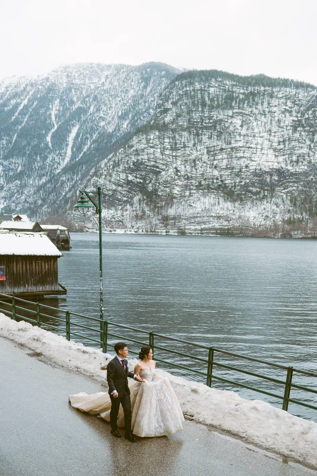 Jocelyn and Jonathan winter Hallstatt pre-wedding photograph
