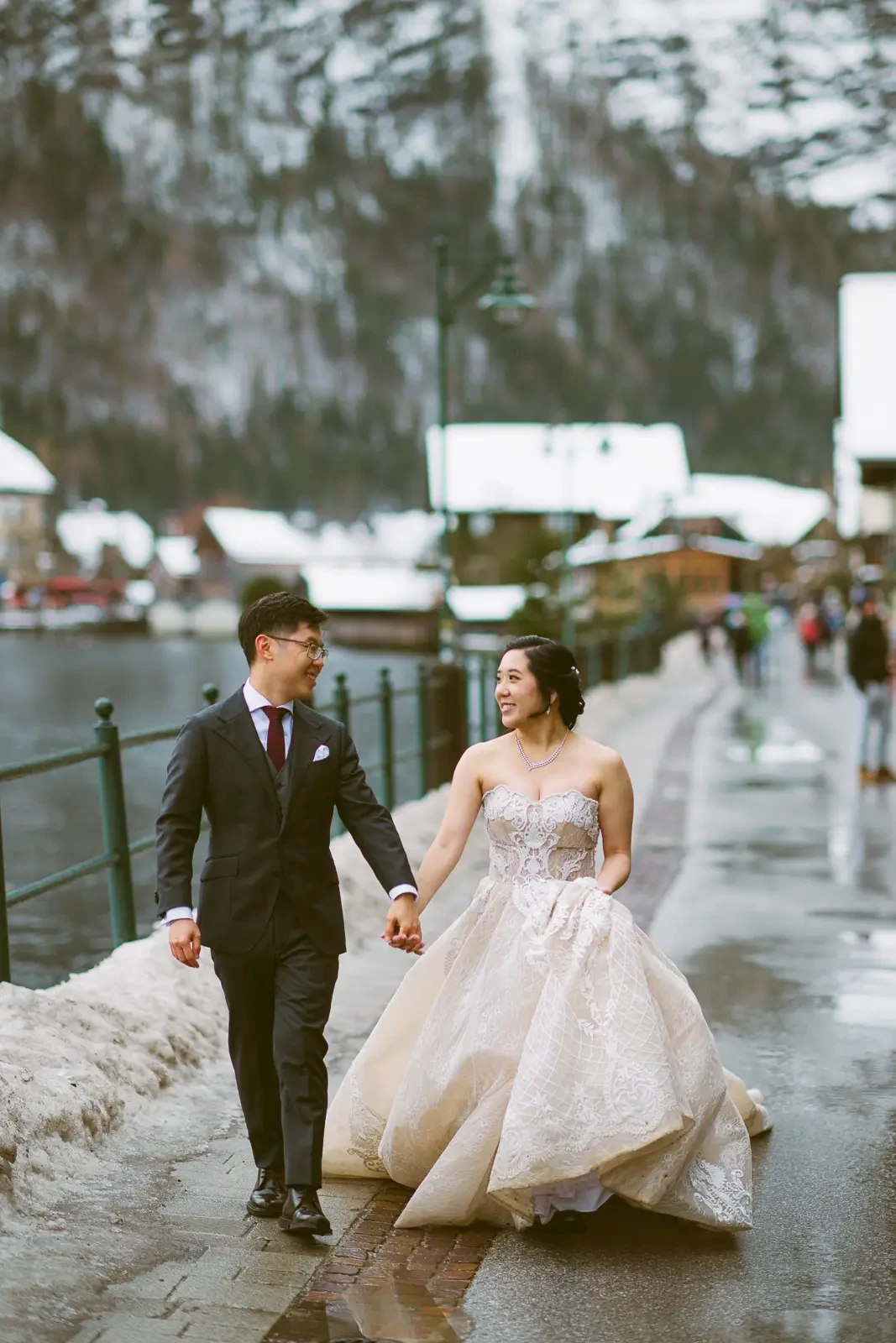 Jocelyn and Jonathan winter Hallstatt pre-wedding photograph