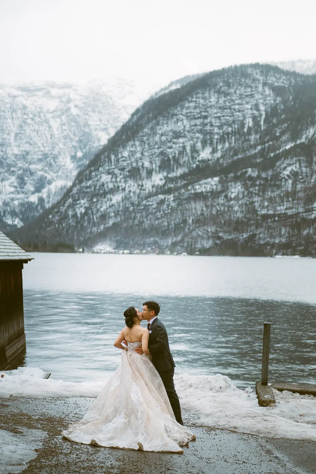 Jocelyn and Jonathan winter Hallstatt pre-wedding photograph
