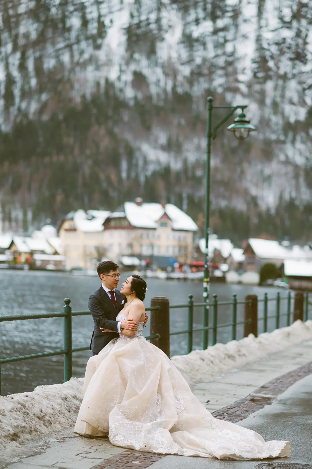 Jocelyn and Jonathan winter Hallstatt pre-wedding photograph