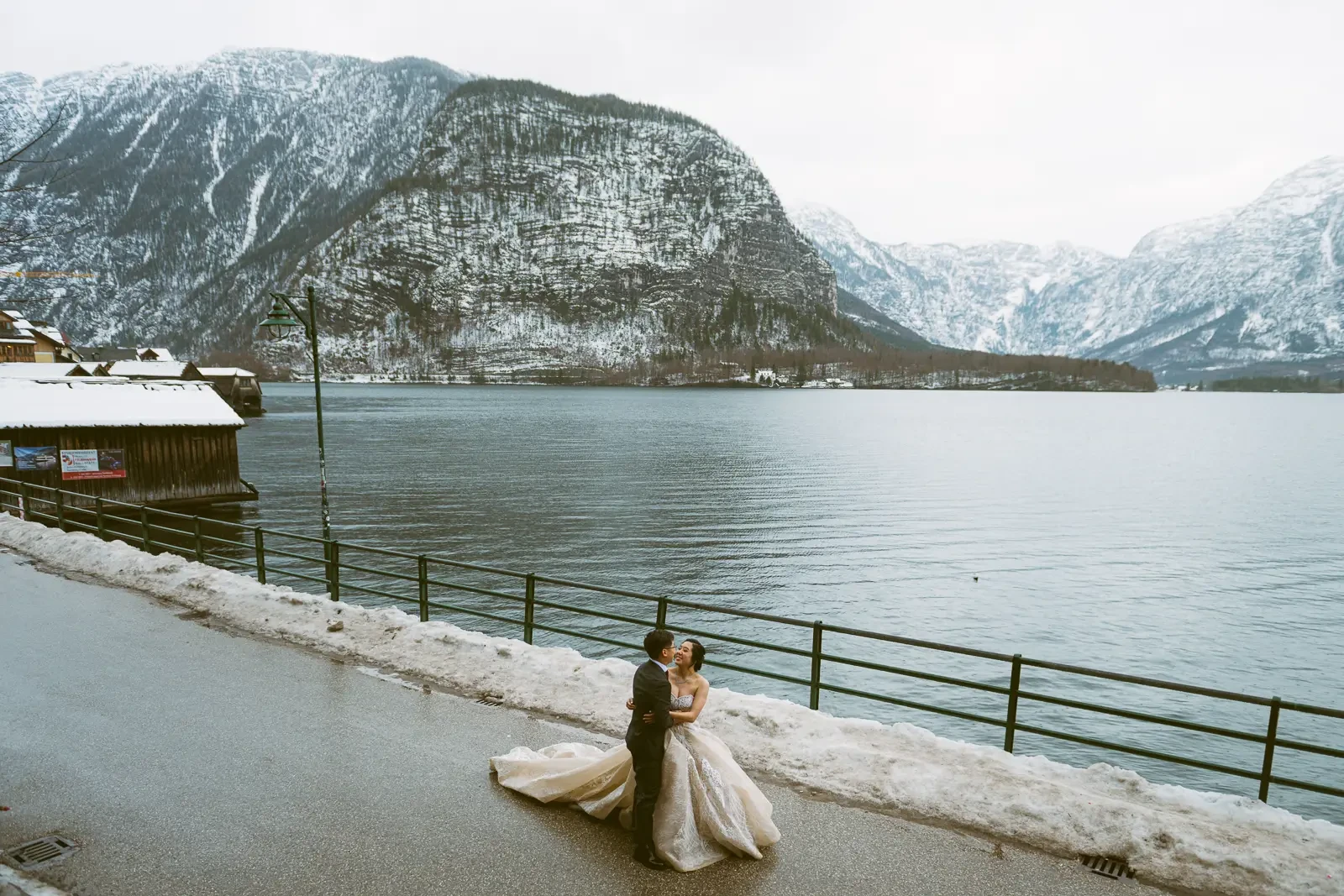 Jocelyn and Jonathan winter Hallstatt pre-wedding photograph
