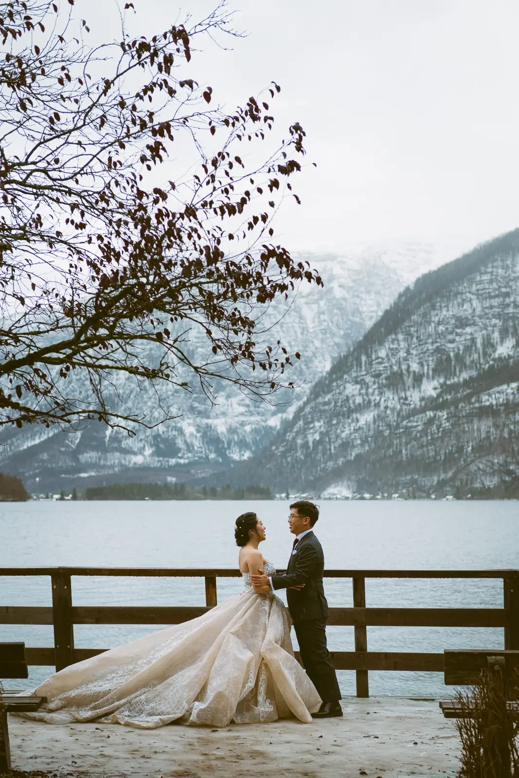 Jocelyn and Jonathan winter Hallstatt pre-wedding photograph