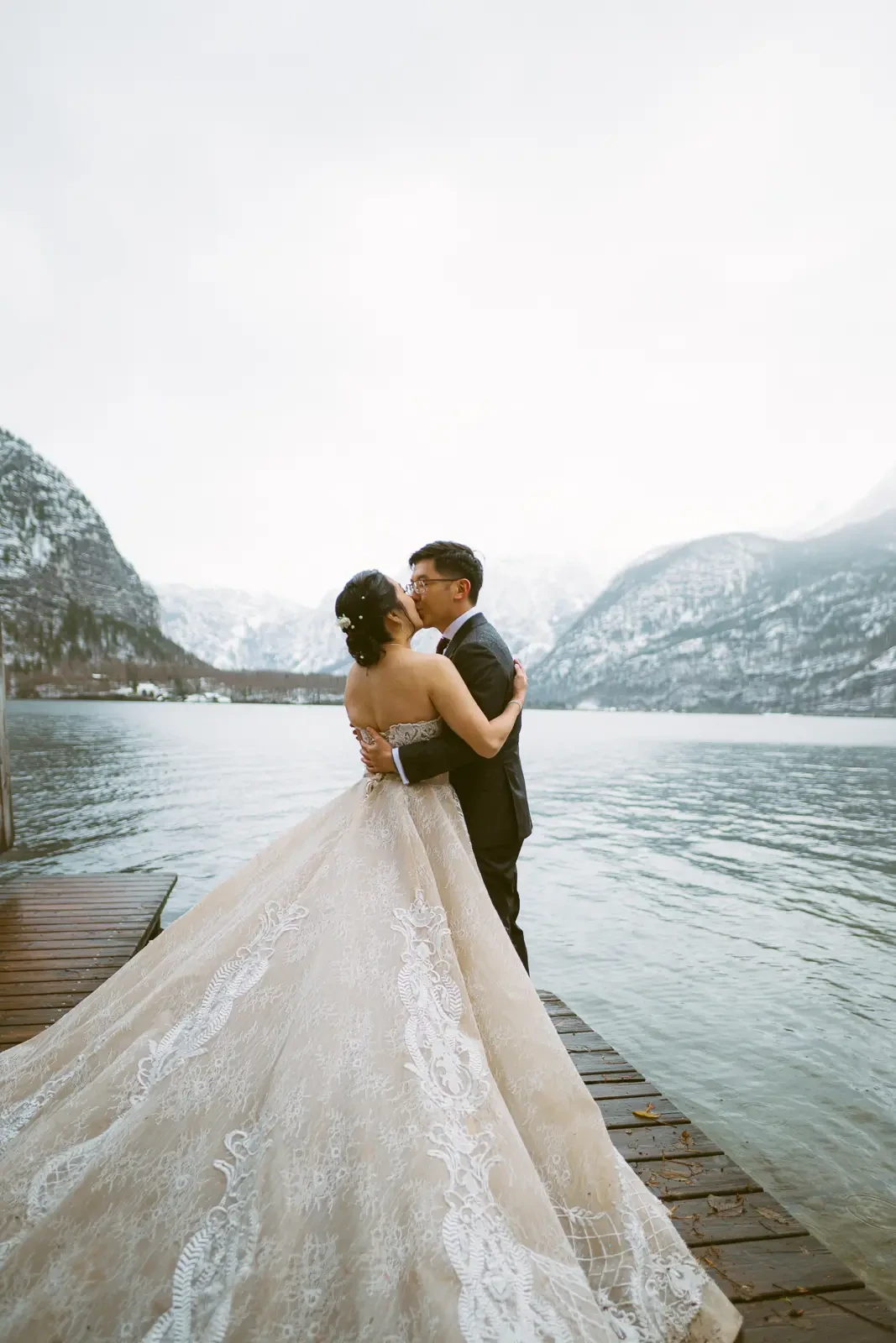Jocelyn and Jonathan winter Hallstatt pre-wedding photograph