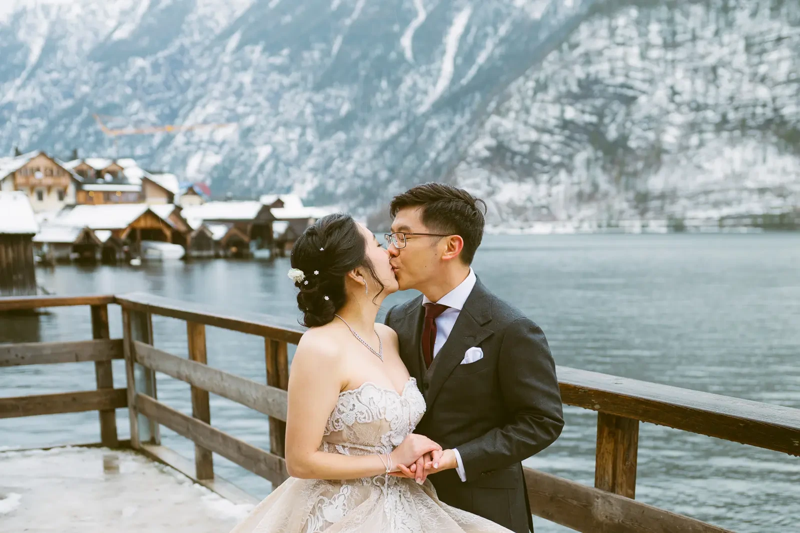 Jocelyn and Jonathan winter Hallstatt pre-wedding photograph