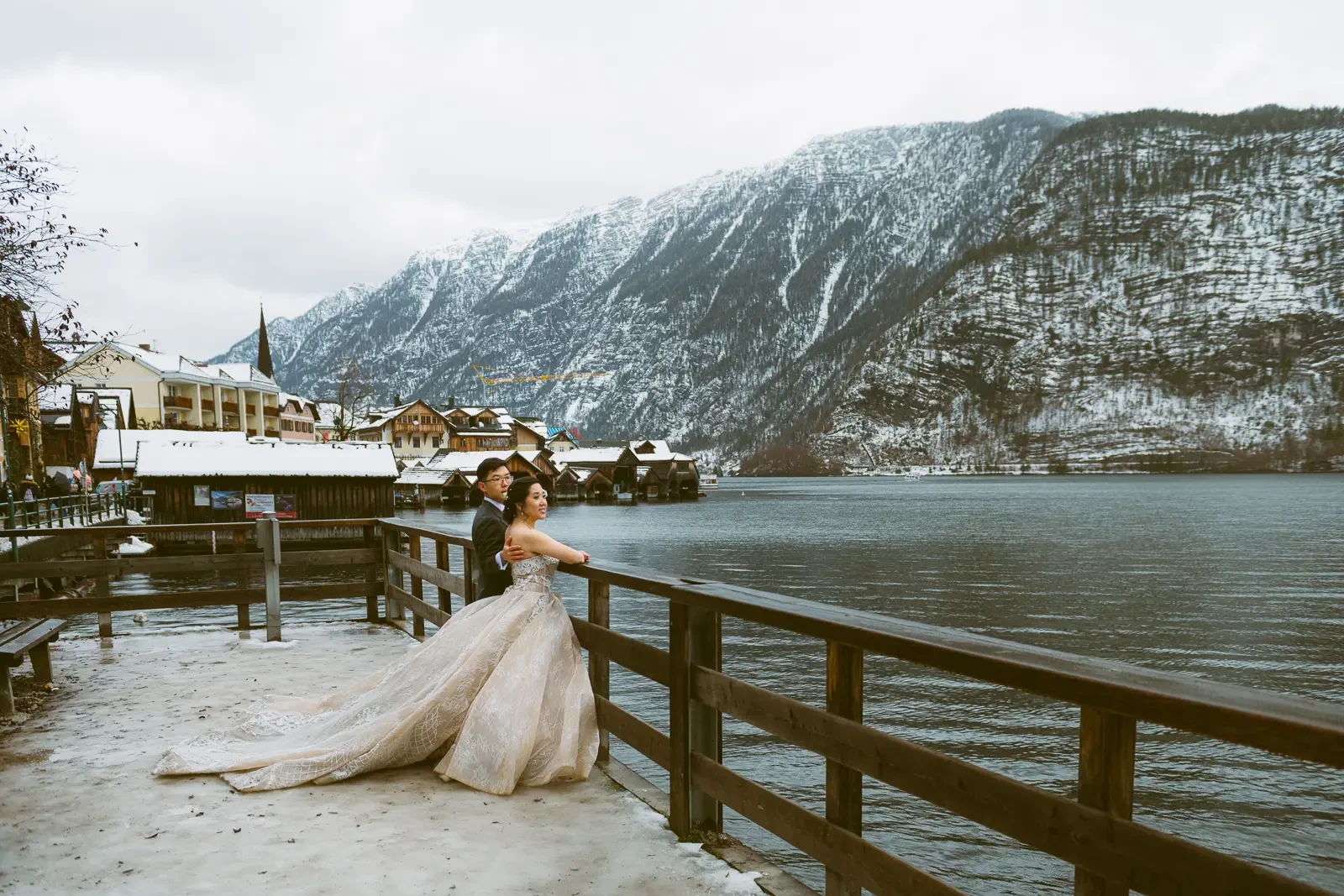 Jocelyn and Jonathan winter Hallstatt pre-wedding photograph
