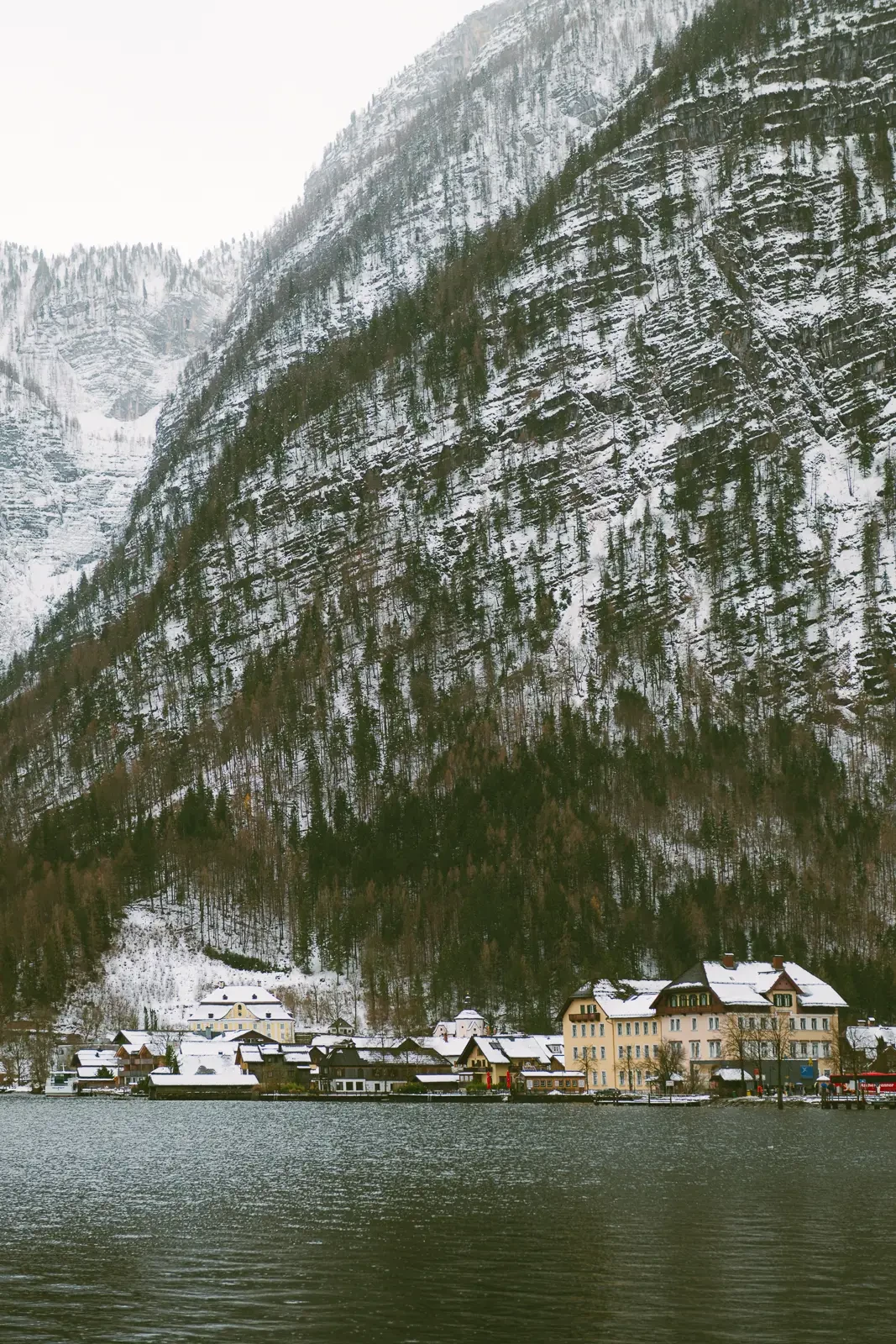 Jocelyn and Jonathan winter Hallstatt pre-wedding photograph