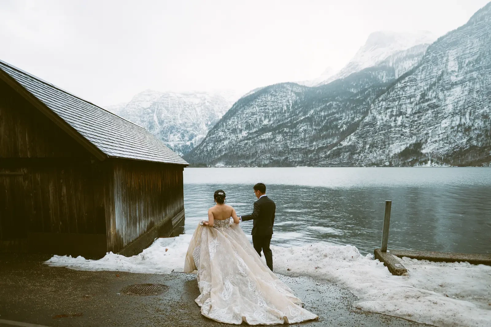 Jocelyn and Jonathan winter Hallstatt pre-wedding photograph