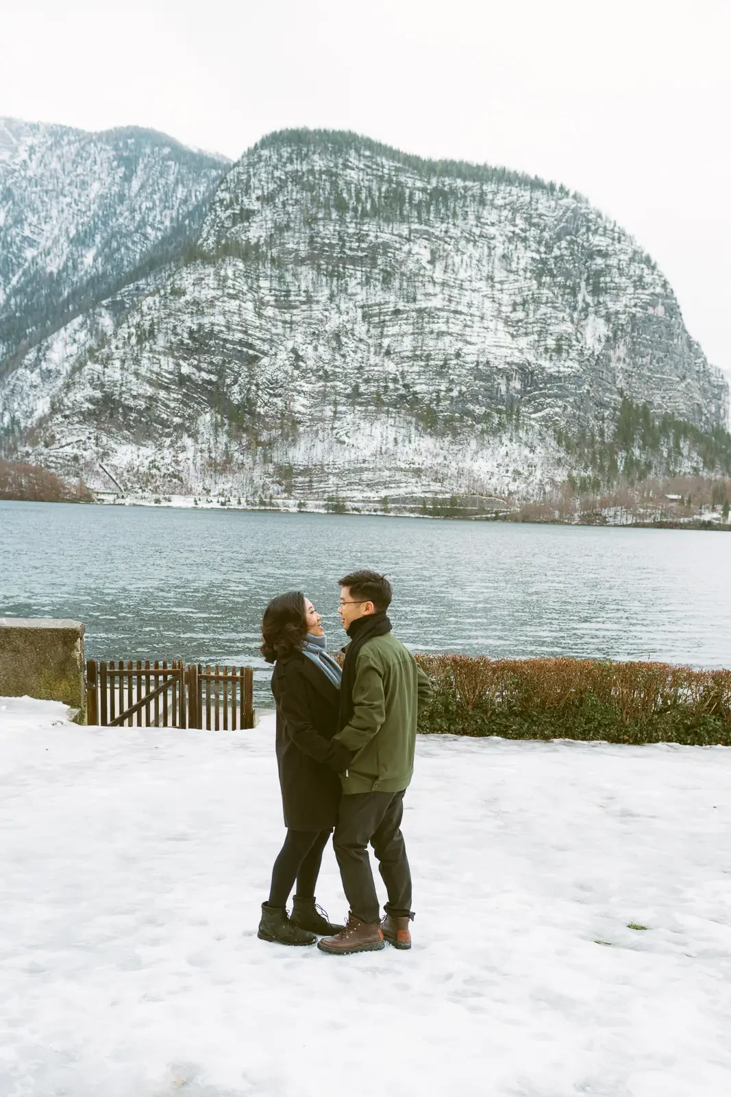 Jocelyn and Jonathan winter Hallstatt pre-wedding photograph