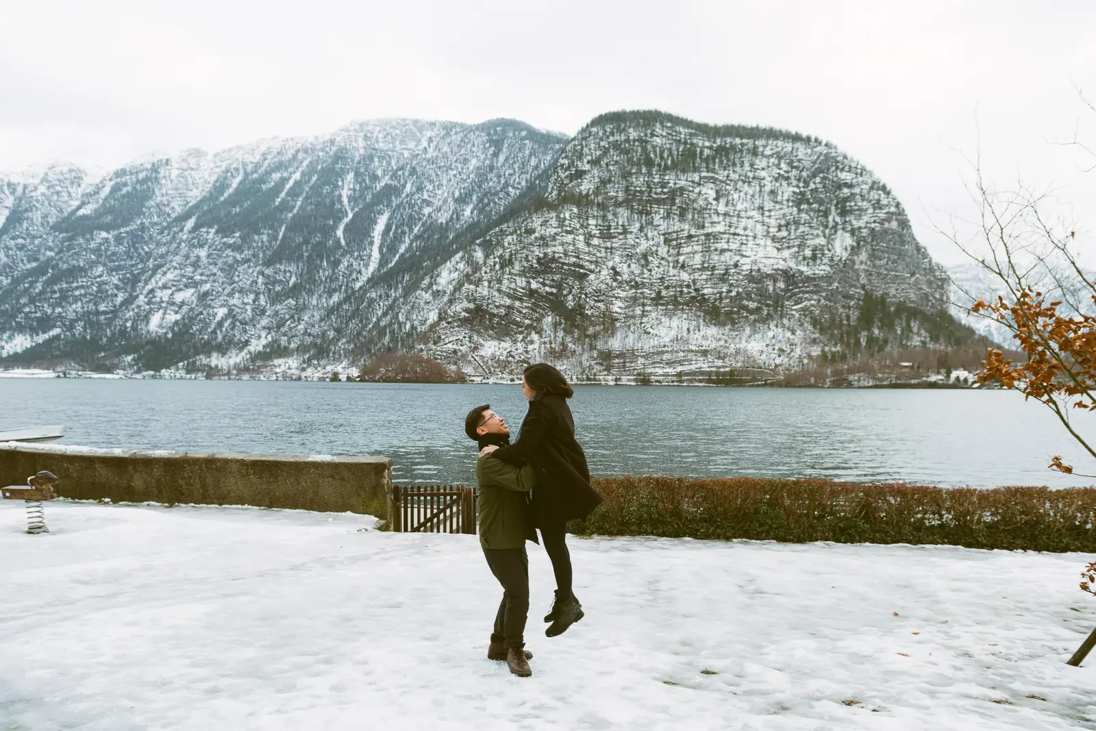 Jocelyn and Jonathan winter Hallstatt pre-wedding photograph