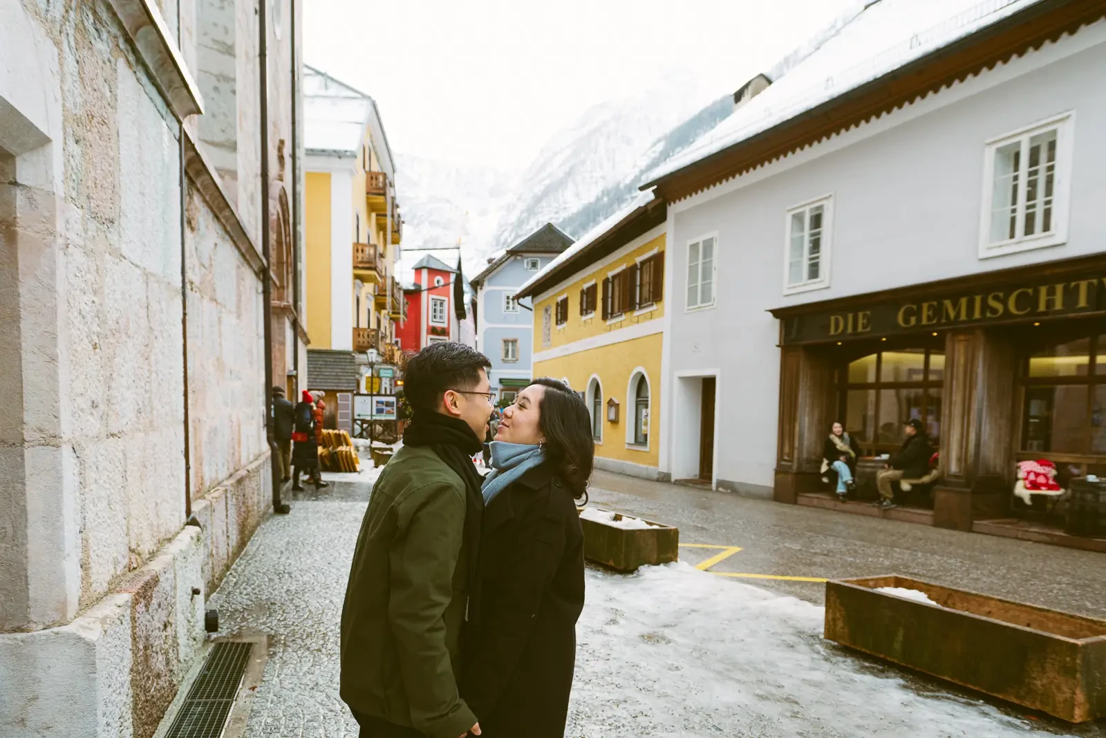 Jocelyn and Jonathan winter Hallstatt pre-wedding photograph