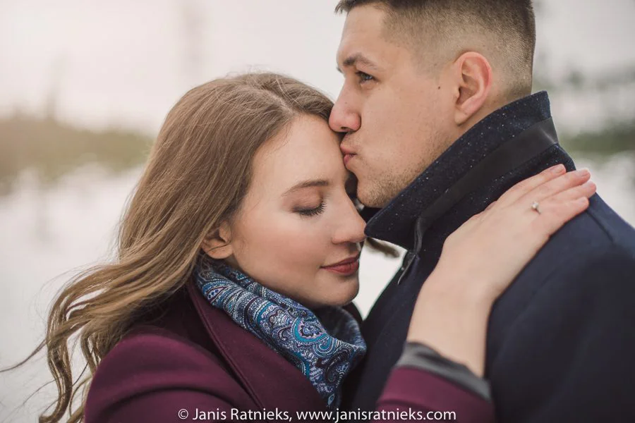 winter engagement photography in snow in Latvia, photograph 2