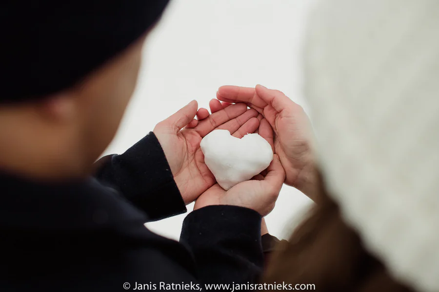 winter engagement photography in snow in Latvia, photograph 3