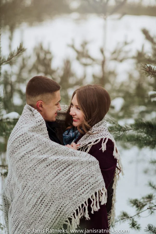 winter engagement photography in snow in Latvia, photograph 5