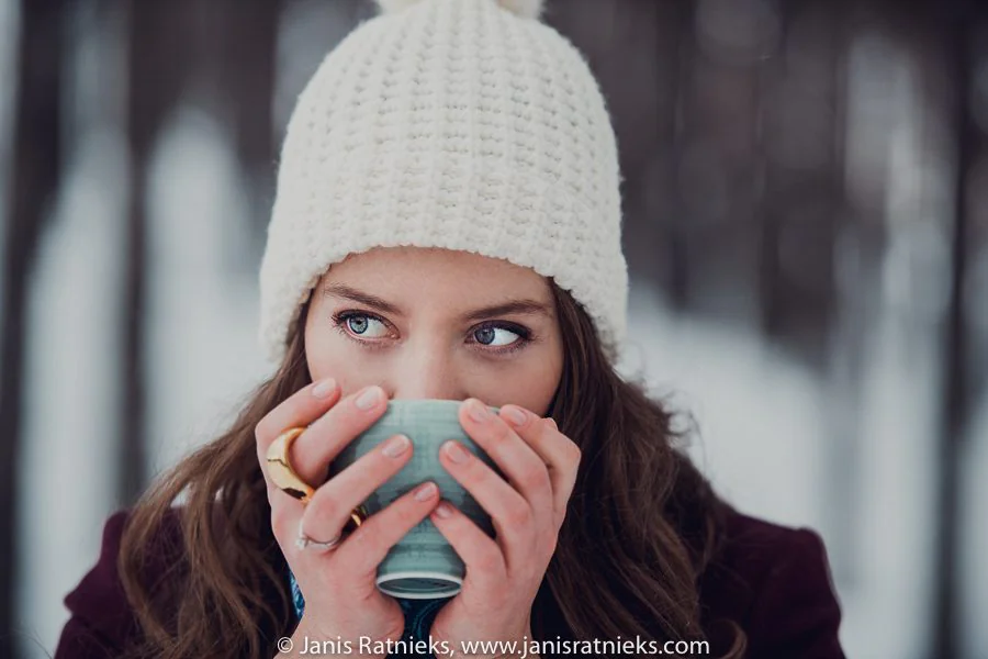 winter engagement photography in snow in Latvia, photograph 7