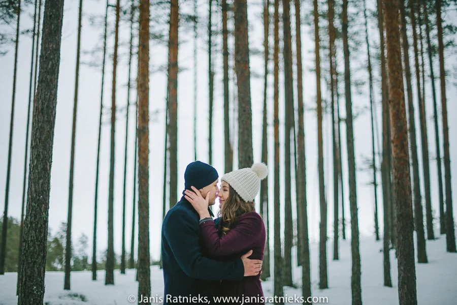 winter engagement photography in snow in Latvia, photograph 9