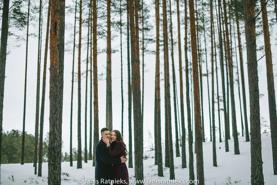 winter engagement photography in snow in Latvia, photograph 10