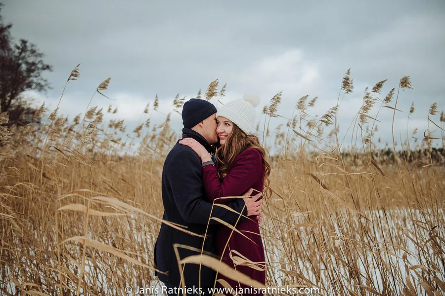winter engagement photography in snow in Latvia, photograph 15