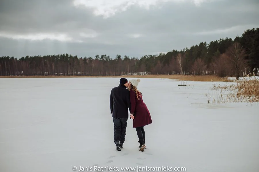 winter engagement photography in snow in Latvia, photograph 16