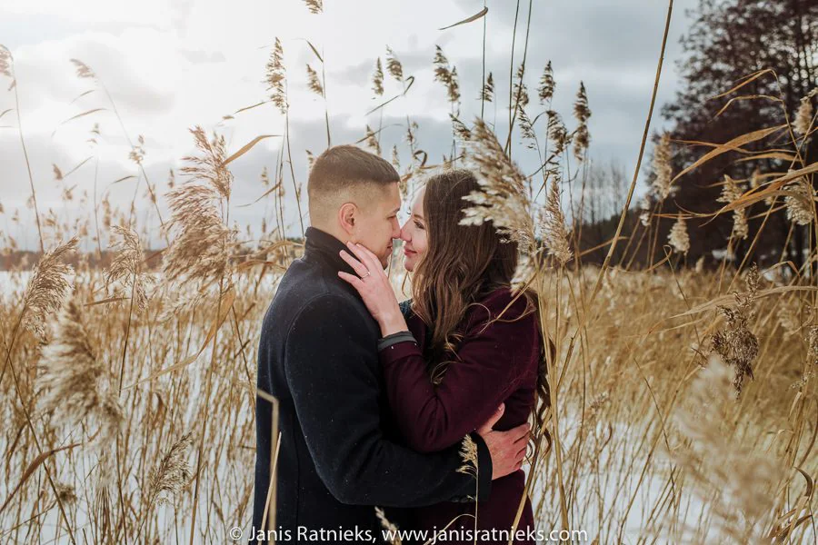 winter engagement photography in snow in Latvia, photograph 18