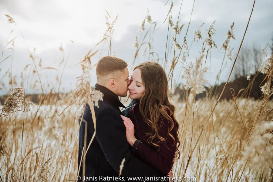 winter engagement photography in snow in Latvia, photograph 19