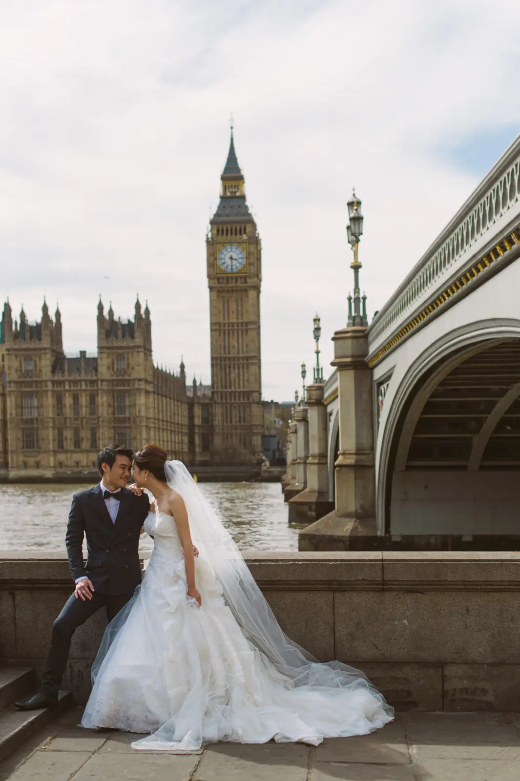 Classic London pre-wedding portrait at Westminster Bridge and Big Ben