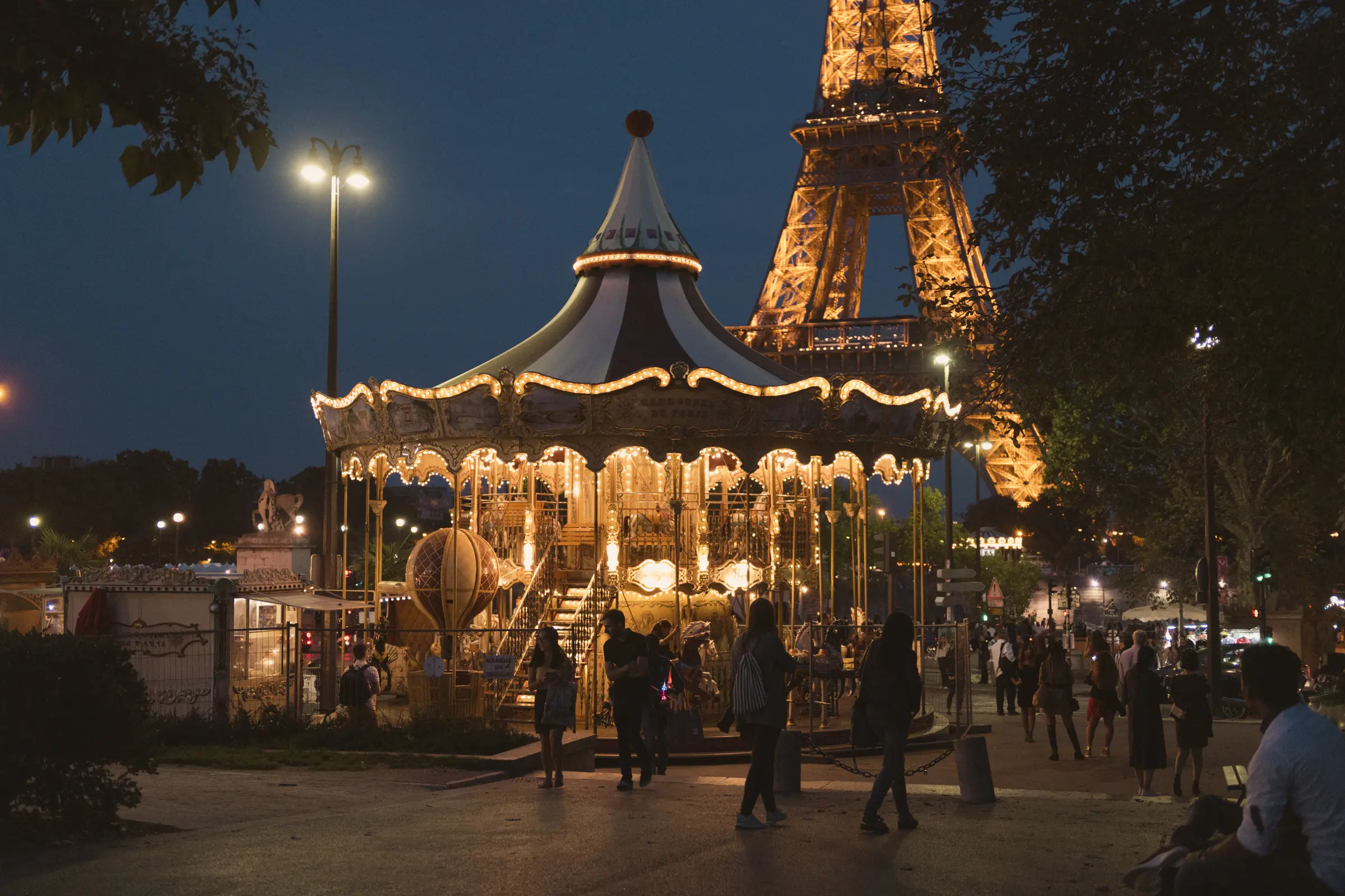 Paris half-day pre-wedding photoshoot by Janis Ratnieks