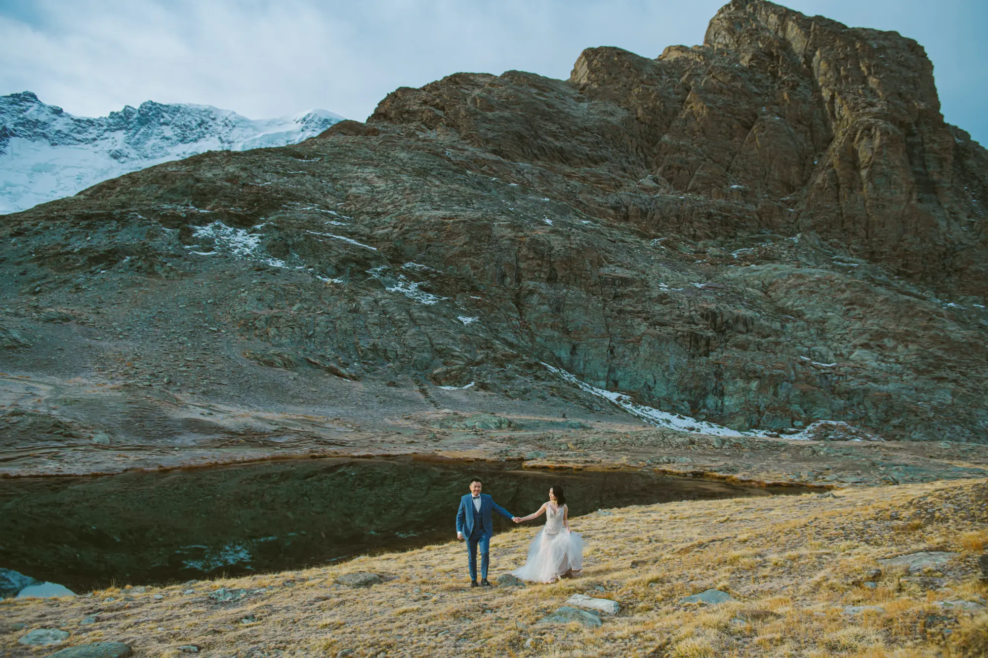 Switzerland pre-wedding photography: Mountain pre wedding
