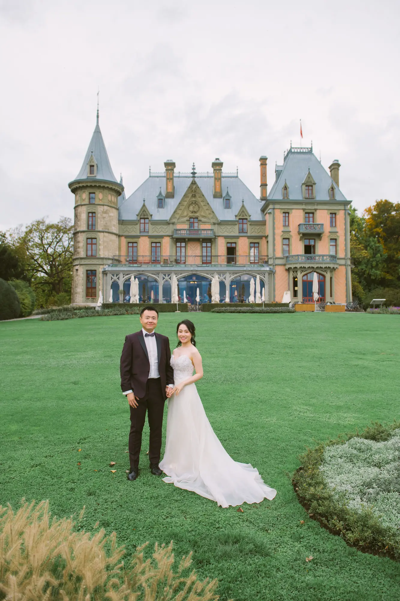 Switzerland pre-wedding photography: Schloss Schadau